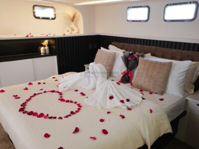 Romantic Private Cruise In Dubai – 52ft Yacht – 17 PAX