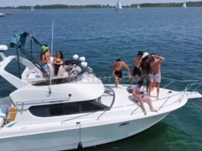 34ft Flybridge Luxury Yacht Charter 12 Guests - Woodbine pick-up with downtown tour - Minimum 3 hours