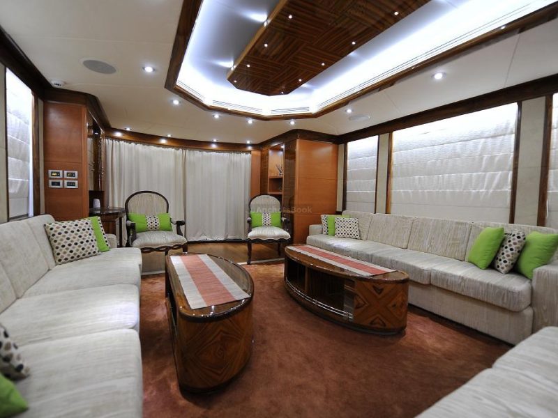 Majesty 101ft Yacht Rental With Jacuzzi (Dubai – 60 Guests Max) | AnchorsBook Photo Majesty 101ft Yacht Rental With Jacuzzi (Dubai – 60 Guests Max)