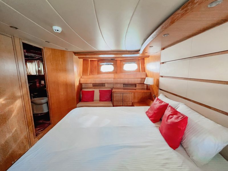 Dubai 84 ft Stunning VIP Luxury Yacht - 40PAX | AnchorsBook Photo Dubai 84 ft Stunning VIP Luxury Yacht - 40PAX