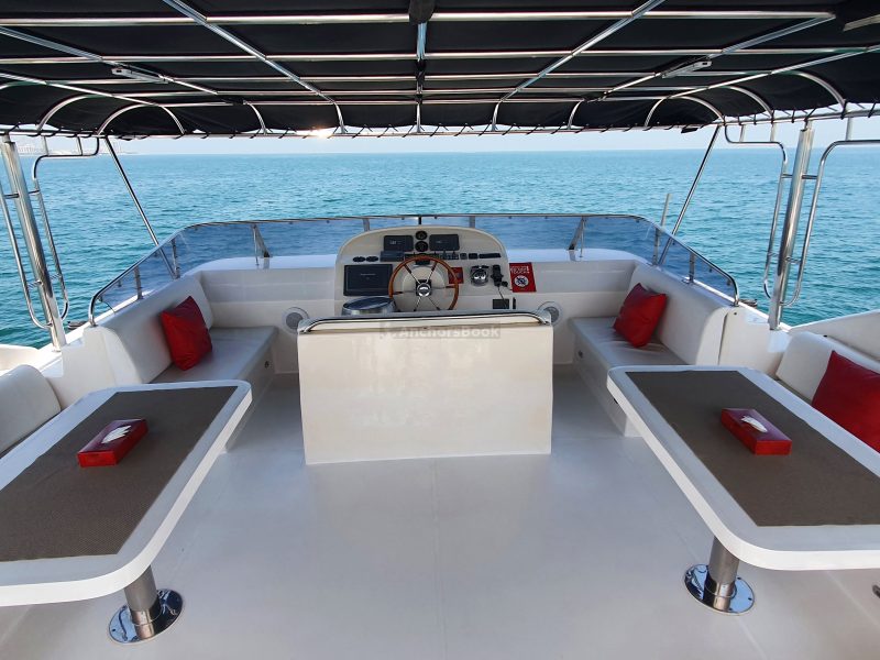 Dubai 86 ft Extra Large Flybridge Luxury Yacht - 50PAX | AnchorsBook Photo Dubai 86 ft Extra Large Flybridge Luxury Yacht - 50PAX