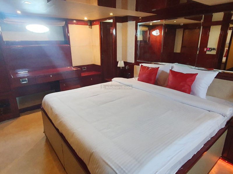 Dubai 86 ft Extra Large Flybridge Luxury Yacht - 50PAX | AnchorsBook Photo Dubai 86 ft Extra Large Flybridge Luxury Yacht - 50PAX