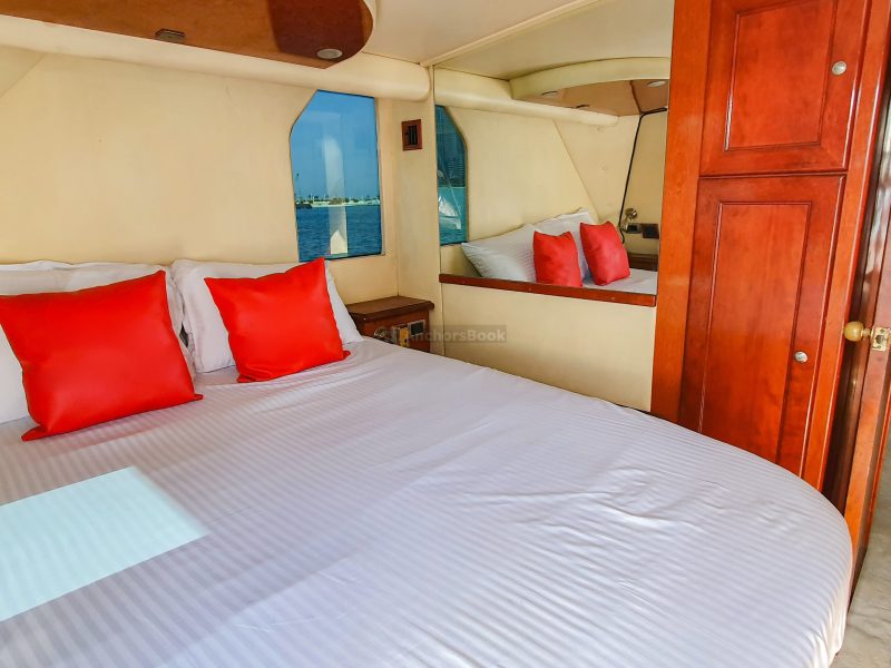 Dubai 62 ft Fine Dining Luxury Yacht - 25PAX | AnchorsBook Photo Dubai 62 ft Fine Dining Luxury Yacht - 25PAX