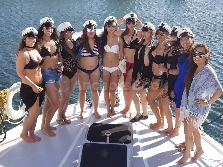 Yacht Rental In Mississauga & Toronto - 12 Max Guests | AnchorsBook Photo Yacht Rental In Mississauga & Toronto - 12 Max Guests