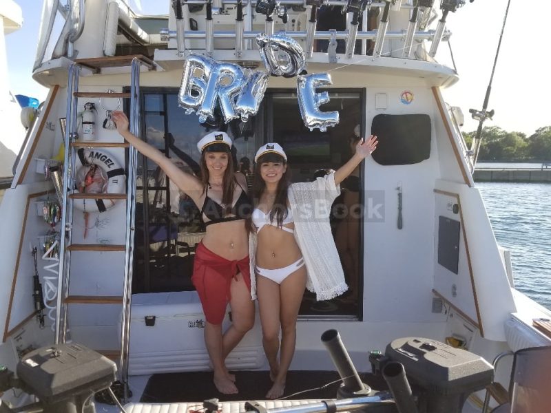 Yacht Rental In Mississauga & Toronto - 12 Max Guests | AnchorsBook Photo Yacht Rental In Mississauga & Toronto - 12 Max Guests