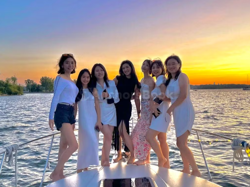 Sea Ray 40ft yacht - In Montreal Up To 15 Guests | AnchorsBook Photo Sea Ray 40ft yacht - In Montreal Up To 15 Guests