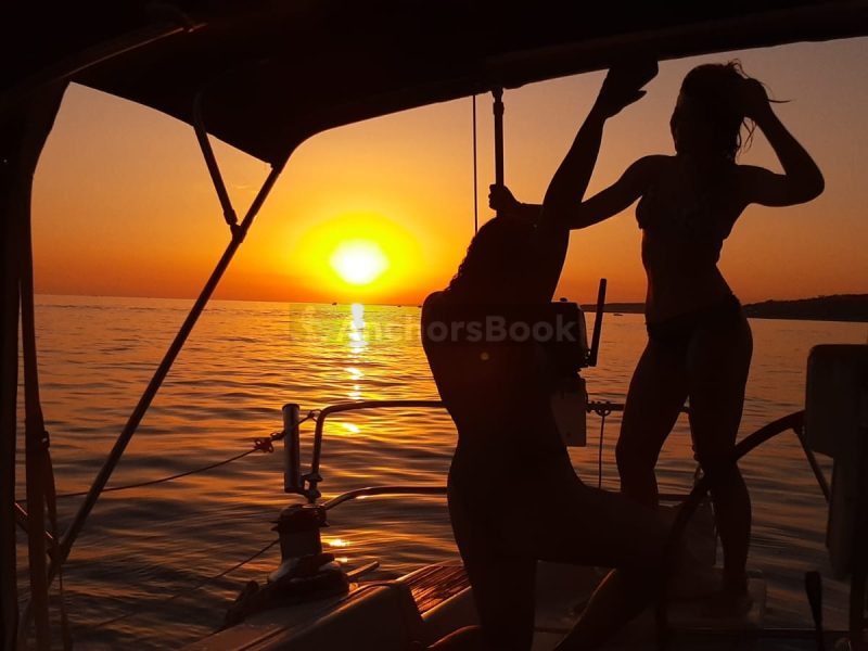 Charter sailing boat with lunch | AnchorsBook Photo Charter sailing boat with lunch