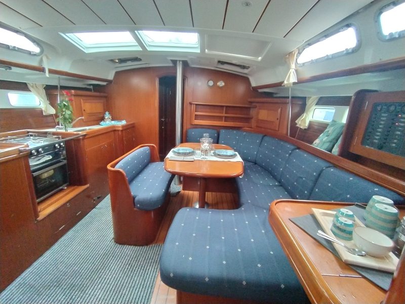 Charter sailing boat with lunch | AnchorsBook Photo Charter sailing boat with lunch