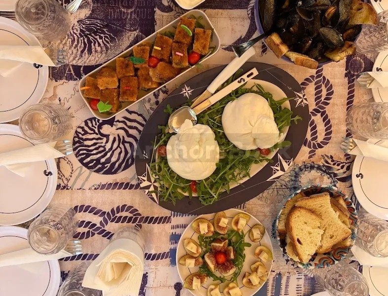 Charter sailing boat with lunch | AnchorsBook Photo Charter sailing boat with lunch