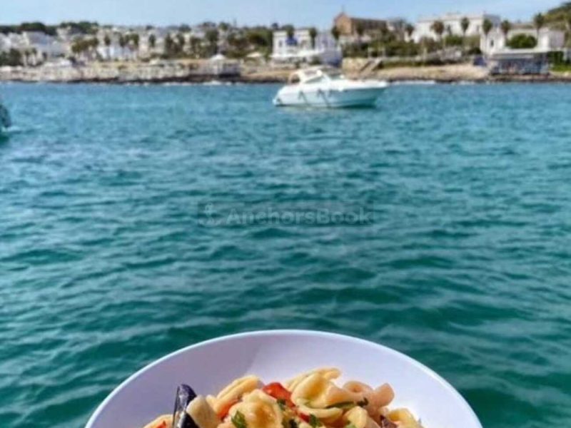 Charter sailing boat with lunch | AnchorsBook Photo Charter sailing boat with lunch