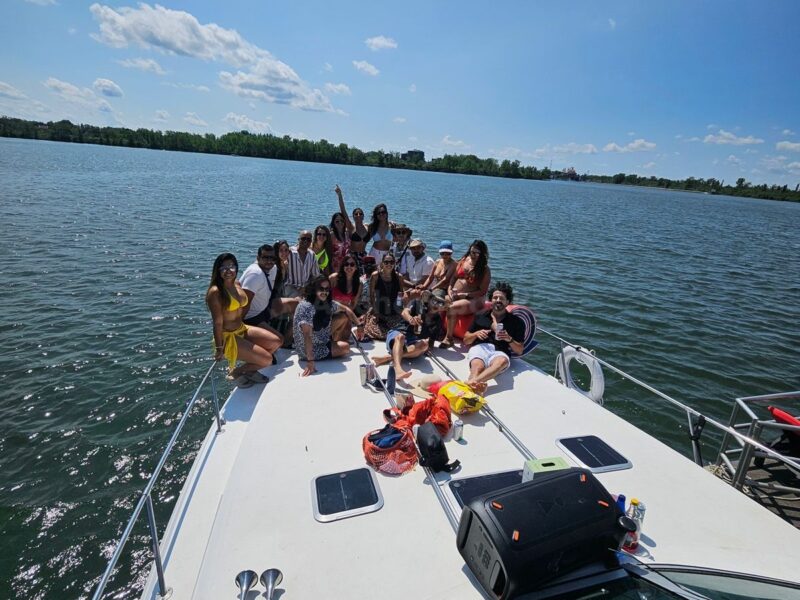Sea Ray 40ft yacht - In Montreal Up To 15 Guests | AnchorsBook Photo Sea Ray 40ft yacht - In Montreal Up To 15 Guests