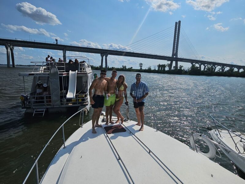 Sea Ray 40ft yacht - In Montreal Up To 15 Guests | AnchorsBook Photo Sea Ray 40ft yacht - In Montreal Up To 15 Guests