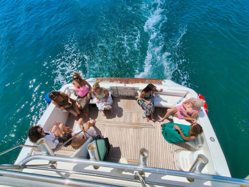 Luxury New 60ft Yacht in Dubai Marina | AnchorsBook Photo Luxury New 60ft Yacht in Dubai Marina
