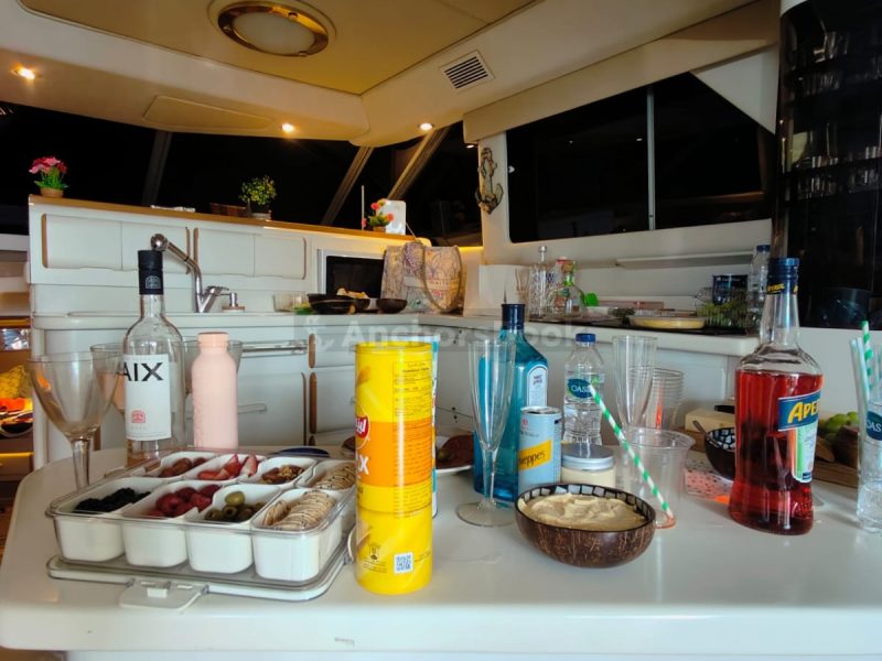Luxury New 60ft Yacht in Dubai Marina | AnchorsBook Photo Luxury New 60ft Yacht in Dubai Marina
