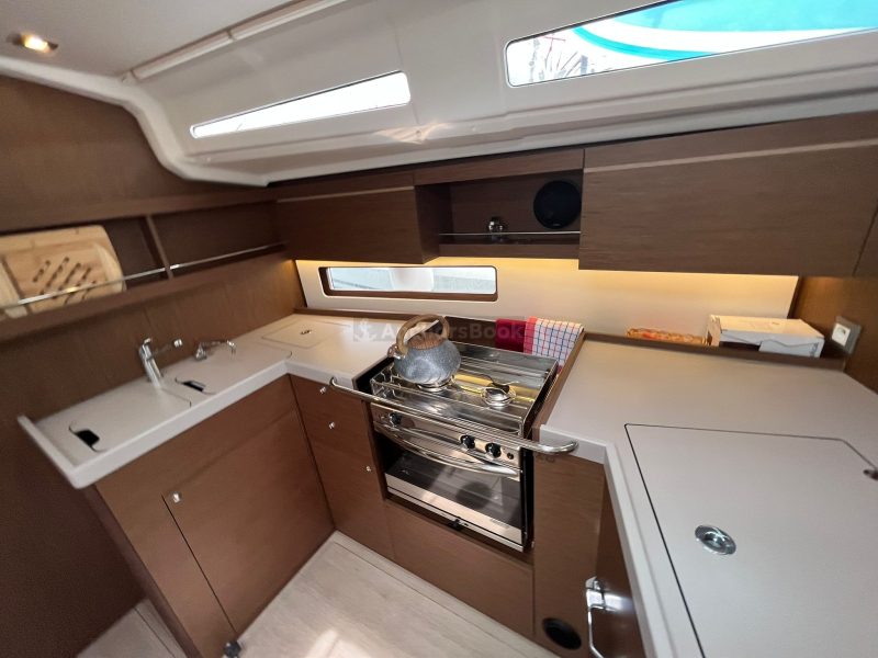 Oceanis 40.1 Beneteau - Kobe - Full Week Charter In Pula, Croatia | AnchorsBook Photo Oceanis 40.1 Beneteau - Kobe - Full Week Charter In Pula, Croatia