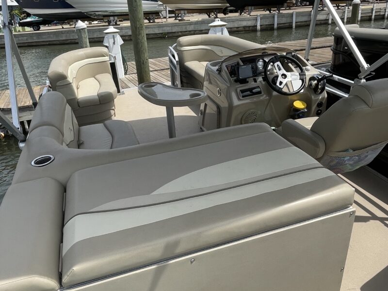 BOAT FUN IN THE SUN - PONTOON DAY 21ft Bennington | AnchorsBook Photo BOAT FUN IN THE SUN - PONTOON DAY 21ft Bennington