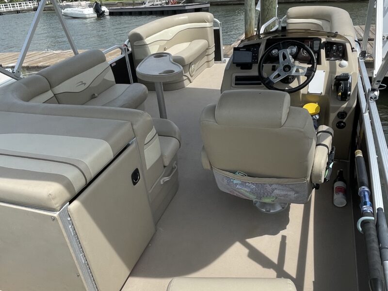 BOAT FUN IN THE SUN - PONTOON DAY 21ft Bennington | AnchorsBook Photo BOAT FUN IN THE SUN - PONTOON DAY 21ft Bennington