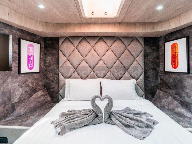 VIP 88ft Dubai Yacht Rental For 55PAX | AnchorsBook Photo VIP 88ft Dubai Yacht Rental For 55PAX