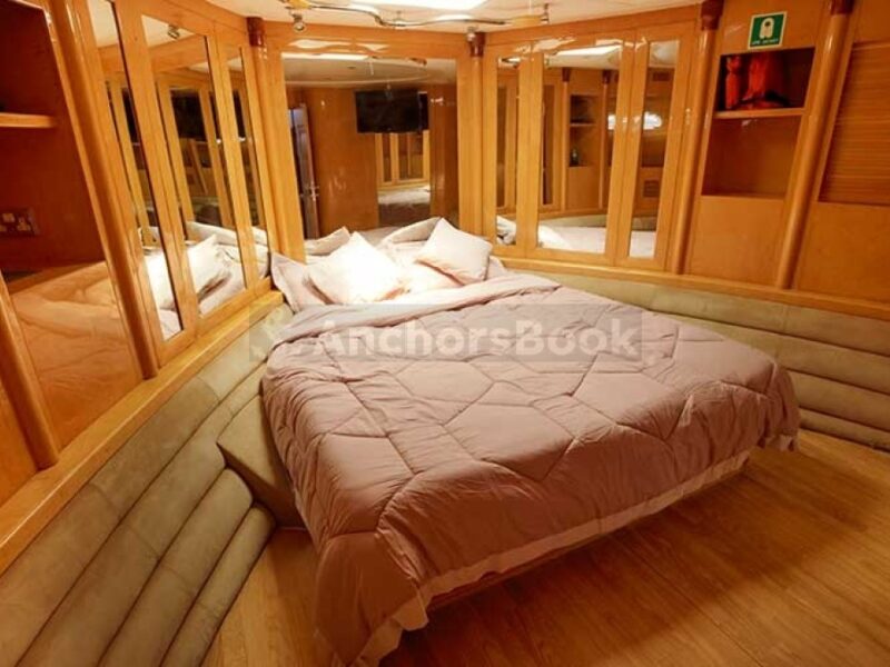 Dubai 95ft Yacht Rental For Up To 58 Guests | AnchorsBook Photo Dubai 95ft Yacht Rental For Up To 58 Guests
