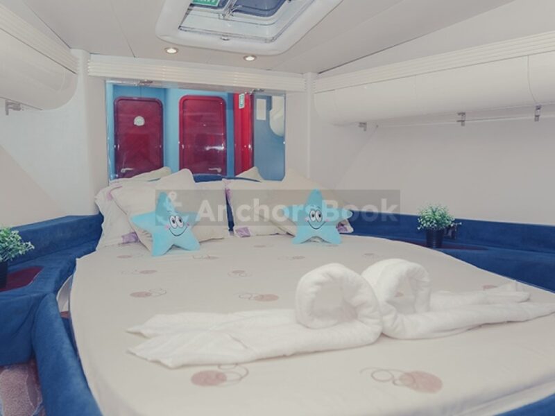 Dubai 52ft Yacht Rental For Up To 15 Guests | AnchorsBook Photo Dubai 52ft Yacht Rental For Up To 15 Guests