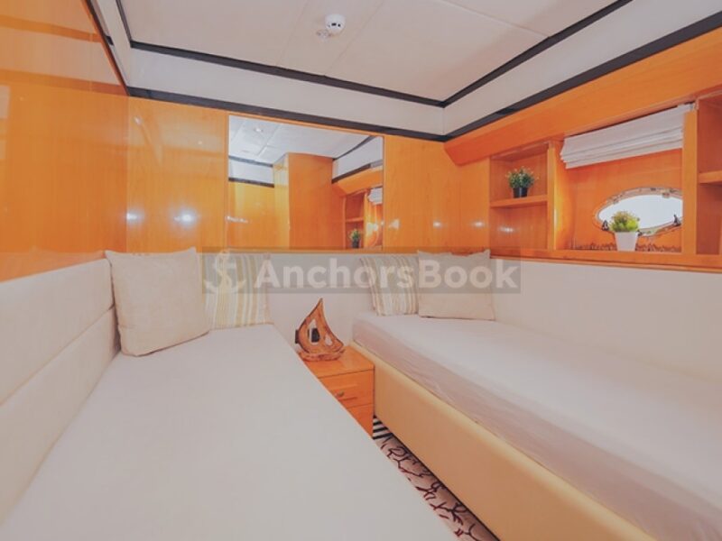 Dubai 82ft Yacht Rental For Up To 33 Guests | AnchorsBook Photo Dubai 82ft Yacht Rental For Up To 33 Guests