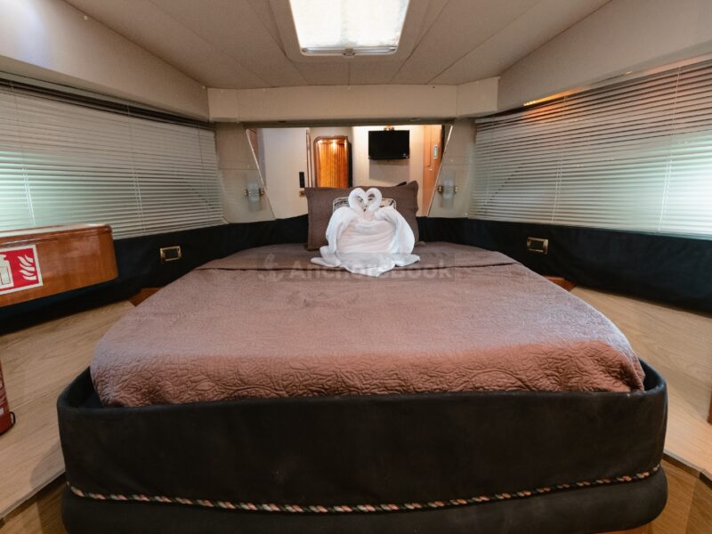 4-6 Hour Birthday Party 58ft Yacht - Includes: 🚌Transfers, 🎂Cake, 🎈Decorations, 🥂Unlimited Alcohol & Soft Drinks