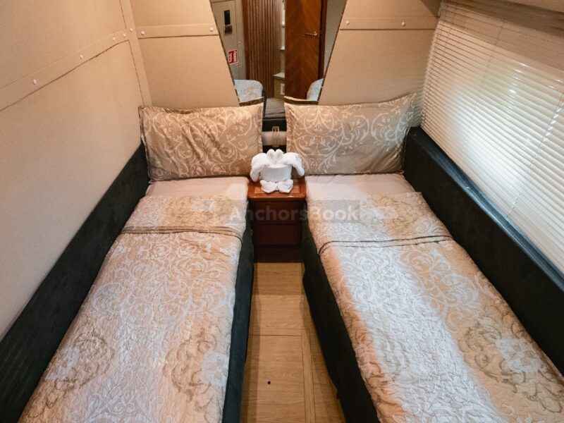 4-6 Hour Birthday Party 58ft Yacht - Includes: 🚌Transfers, 🎂Cake, 🎈Decorations, 🥂Unlimited Alcohol & Soft Drinks