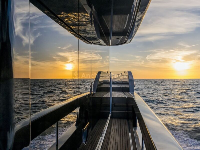 Riva 82 - Luxury 5 Stars VIP Private Group Yacht Rental | AnchorsBook Photo Riva 82 - Luxury 5 Stars VIP Private Group Yacht Rental