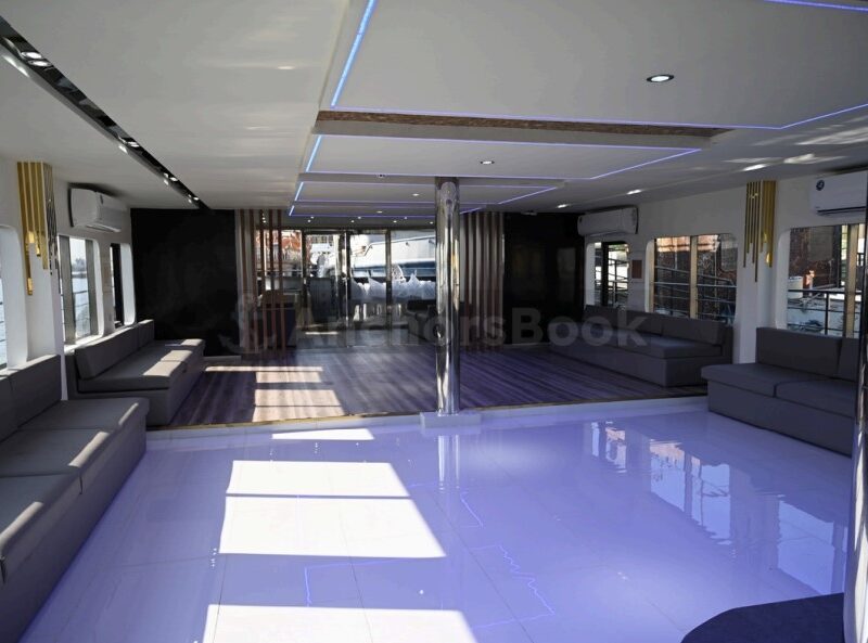 Royal Houseboat – 140 Ft | AnchorsBook Photo Royal Houseboat – 140 Ft