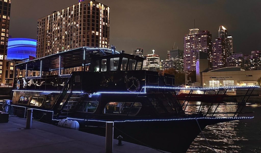 Toronto Boat Rental and Yacht Charter | AnchorsBook Photo Toronto Boat Rental and Yacht Charter | AnchorsBook.com